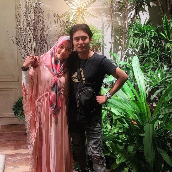 <p>Keduanya menyambut anak pertama Mohammad Restu Gibhran pada September 2004. Lalu pada 2013, mereka menyambut anak kedua, Asmaranacha Manunggaling Gaula Gusti Kaula. (Foto: Instagram @regina_irawan03)</p>