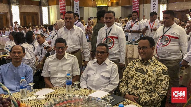 Gubernur DKI Jakarta Anies Baswedan menyapa Sandiaga, mantan rekannya di Pemprov DKI Jakarta di acara Rakerda Gerindra DKI.