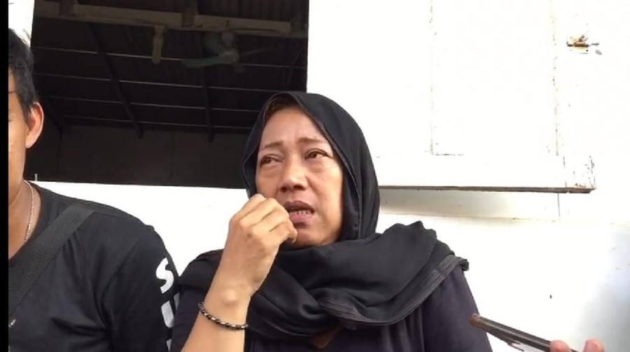 Diana, istri kedua Johny Indo mengungkapkan kesedihan karena kesulitan finansial tidak bisa memberikan pengobatan dan perawatan terbaik untuk almarhum.