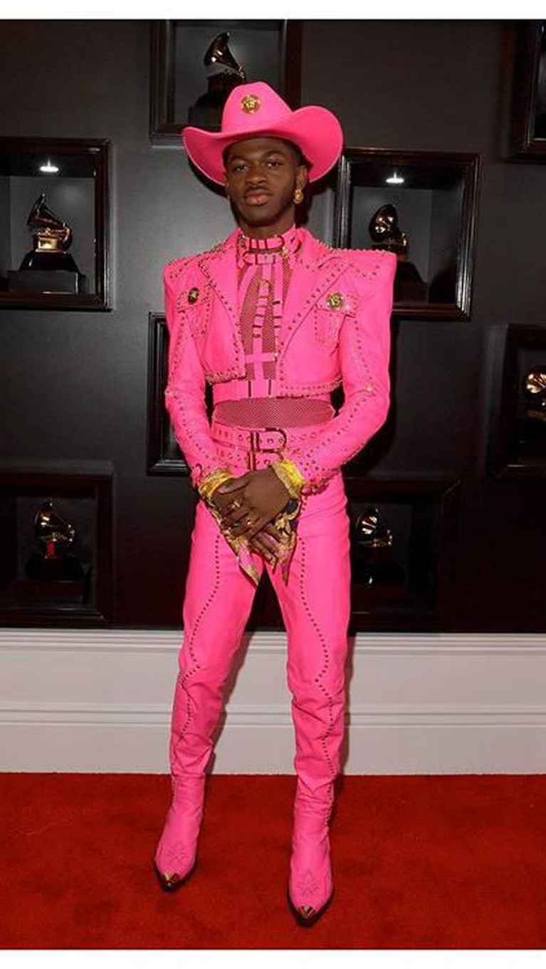 Ajang penghargaan Grammy Awards 2020 baru saja berlangsung pada Minggu (26/1) di Los Angeles. Para tamu pun hadir mengenakan pakaian terbaiknya. Ada siapa saja?