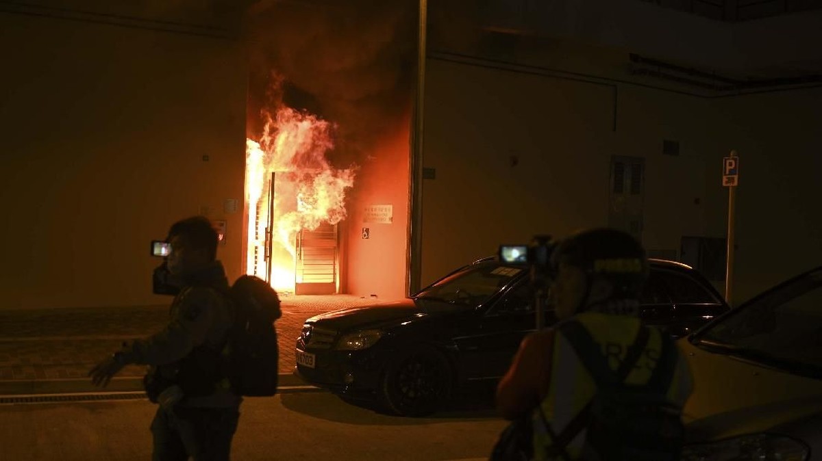 FOTO: Pedemo Hong Kong Bakar Zona Karantina Virus Corona