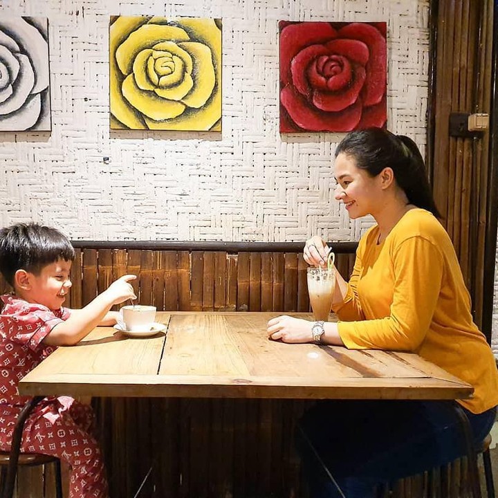 <p>Meski sudah memiliki anak, Eriska masih terlihat seperti ABG ya? (Foto: Instagram @eriskarein)</p>
