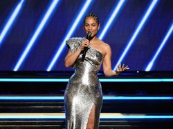 Alicia Keys Minum Teh Gummy Bear Demi Punya Suara Jernih