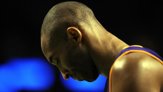 Los Angeles Lakers' Kobe Bryant looks on after their 131-92 loss to the Boston Celtics in Game 6 of the 2008 NBA Finals in Boston, Massachusetts, June 17, 2008. The Boston Celtics captured the National Basketball Association championship, routing the Los Angeles Lakers 131-92 to win the best-of-seven NBA Finals four games to two. AFP PHOTO / GABRIEL BOUYS (Photo by GABRIEL BOUYS / AFP)
