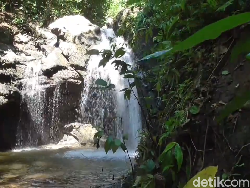 Ada Pelangi Mini di Air Terjun Ini