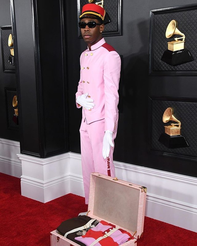 6 Busana Terbaik di Ajang Penghargaan Grammy Awards 2020 Ajang penghargaan Grammy Awards 2020 baru saja berlangsung pada Minggu (26/1) di Los Angeles. Para tamu pun hadir mengenakan pakaian terbaiknya. Ada siapa saja?