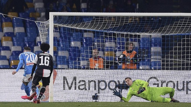 Kekalahan dari Napoli di pekan ke-21 membuat Juventus gagal menjauh dari kejaran rival terdekatnya Inter Milan di Liga Italia.