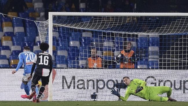 Kalah dari Napoli, Juventus Gagal Menjauh dari Inter Kekalahan dari Napoli di pekan ke-21 membuat Juventus gagal menjauh dari kejaran rival terdekatnya Inter Milan di Liga Italia.