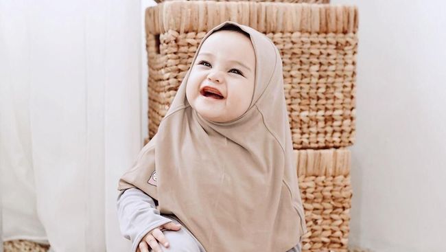 7 Foto Anak Selebgram Hamidah Rachmayanti, Cute Banget Pakai Hijab - 2