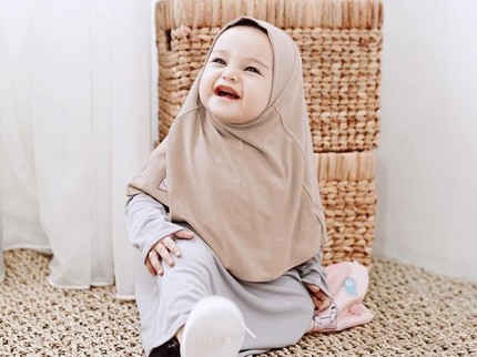 7 Foto Anak Selebgram Hamidah Rachmayanti, Cute Banget Pakai Hijab