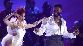 Usher Dituding Sawer Penari Striptis Pakai Uang Palsu
