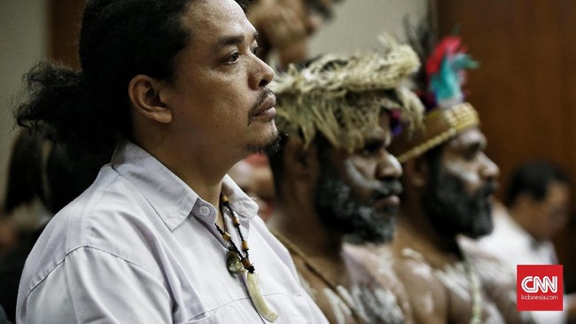 Aktivis Surya Anta Ginting menjalani sidang dugaan makar terhadap dirinya dan lima mahasiswa Papua, Arina eloperia alias wenebita gwijangge, Charles Kossay , Ambrosius Mulait, Anes Tabuni di pengadilan negeri Jakarta Pusat.  Senin (27/1/2020). Sidang dengan agenda putusan sela, majelis hakim menolak semua eksepsi terdakwa dengan agenda sidang lanjutan pada senin pekan depan. CNN Indonesia/Andry Novelino