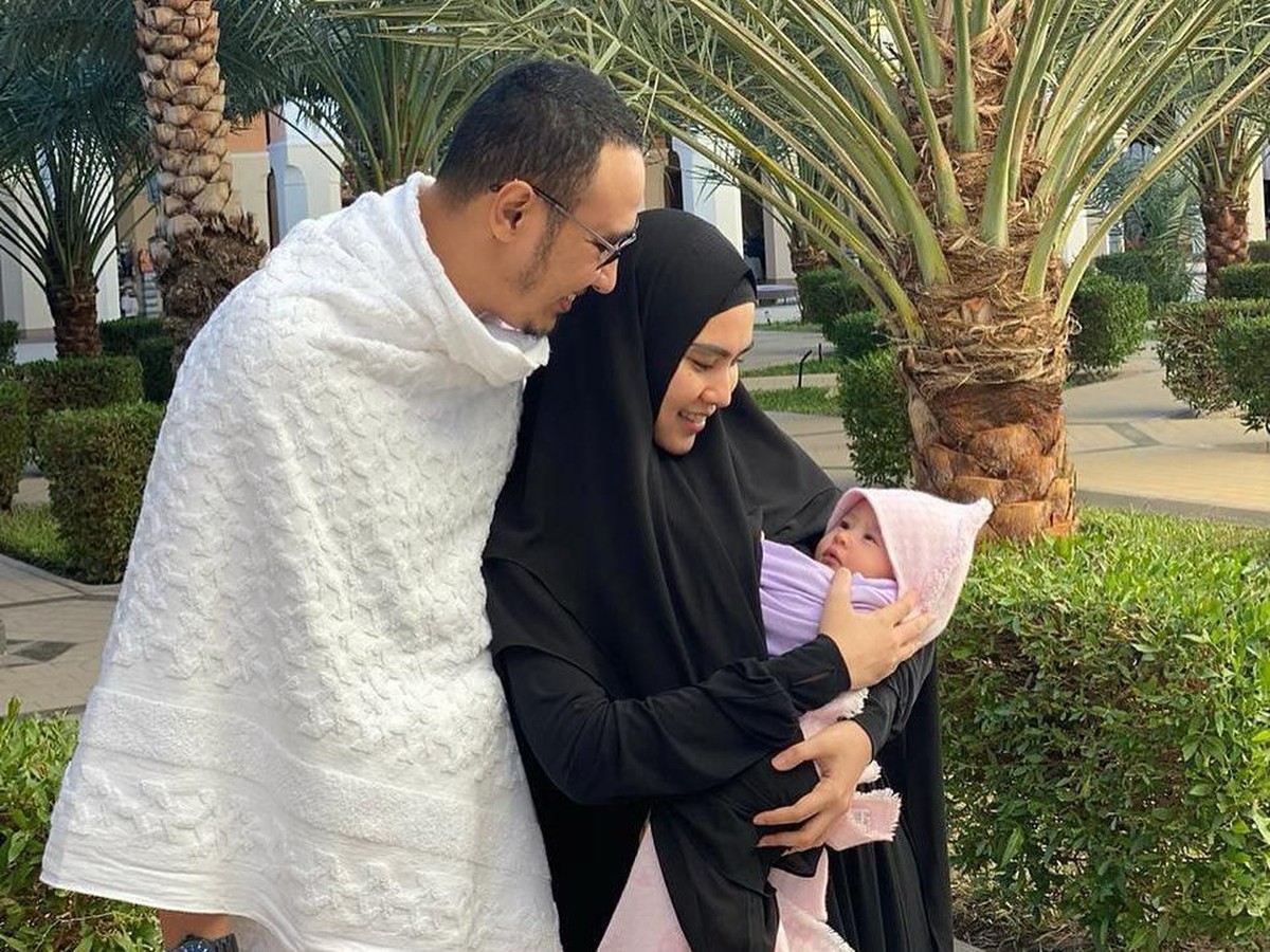 Kartika Putri dan sang suami tengah melakukan ibadah umroh di Tanah Suci&comma; namun kali ini Kartika Putri memboyong serta putri kecilnya&period; Yuk&comma; intip potretnya&excl;