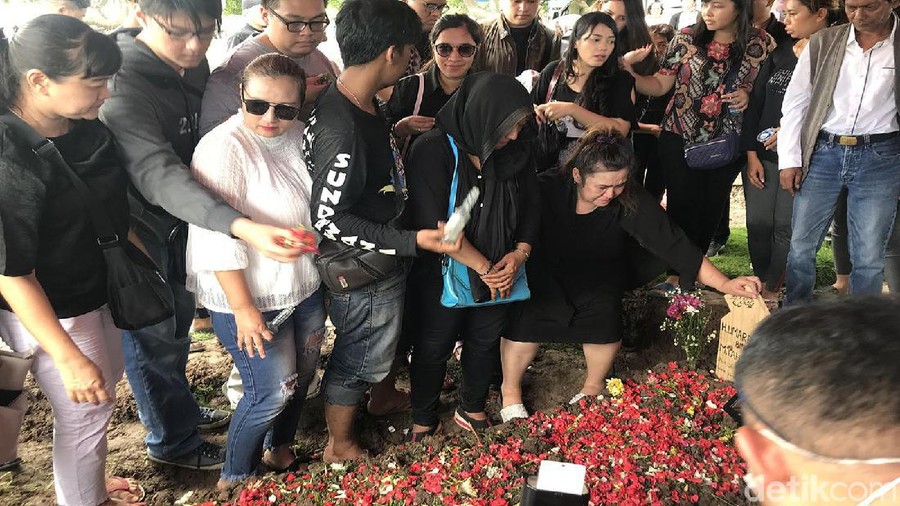 Pemakaman Artis-artis Ini Sempat Heboh karena 'Teka-teki' Agamanya Industri hiburan memang selalu tak pernah lepas dari sorotan.