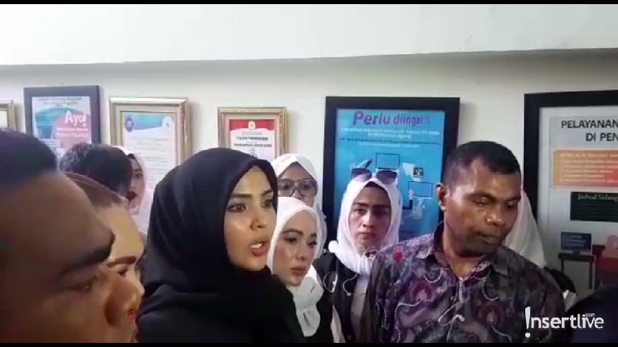 Fairuz A Rafiq pingsan di Pengadilan Negeri Jakarta Selatan.