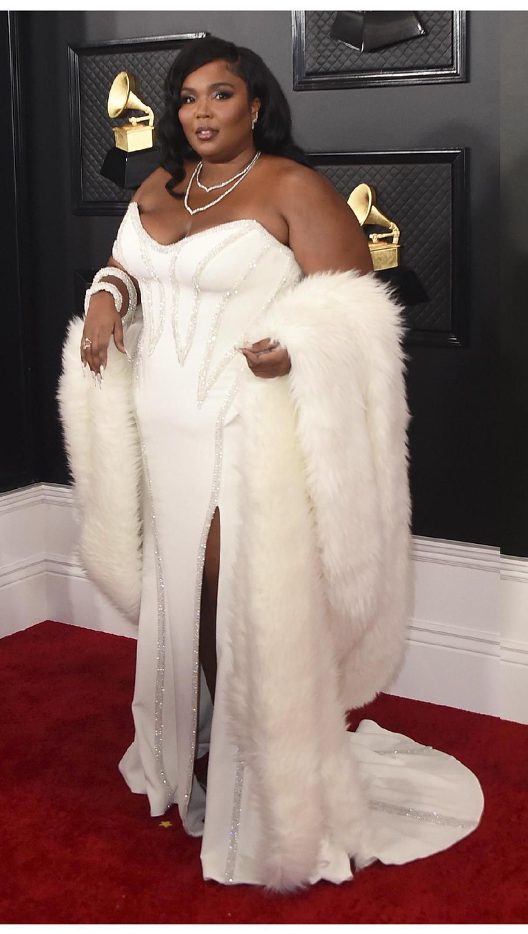 6 Busana Terbaik di Ajang Penghargaan Grammy Awards 2020 Ajang penghargaan Grammy Awards 2020 baru saja berlangsung pada Minggu (26/1) di Los Angeles. Para tamu pun hadir mengenakan pakaian terbaiknya. Ada siapa saja?