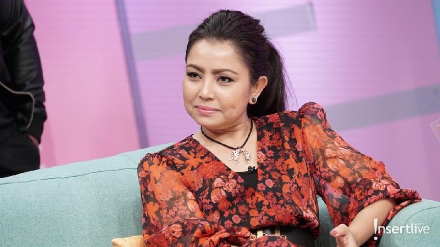 Rossa mengaku terpikat dengan tas belanja Mayangsari yang bermerek Gucci.