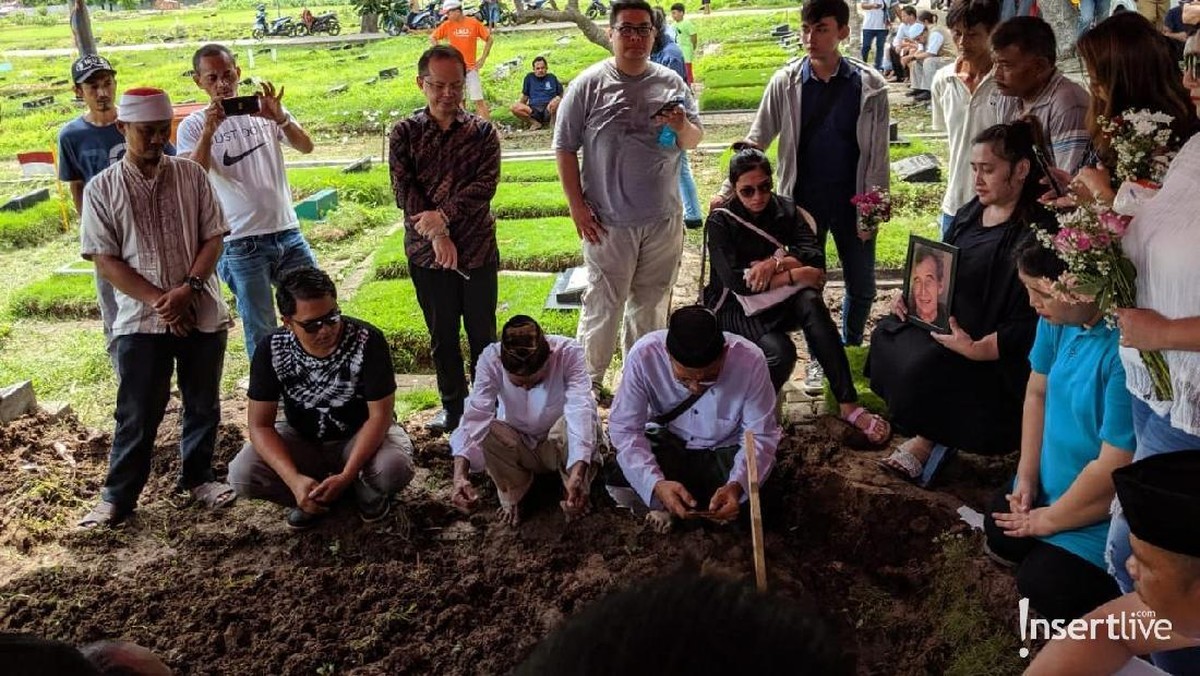 Simak tujuh potret suasana duka pemakaman aktor Johny Indo pada Senin &lpar;27&sol;1&rpar;&period;