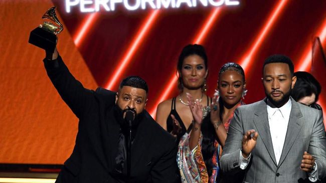 LOS ANGELES, CALIFORNIA - JANUARY 26: (L-R) DJ Khaled, Samantha Smith, and John Legend accept the Best Rap/Sung Performance award for 'Higher' onstage during the 62nd Annual GRAMMY Awards at STAPLES Center on January 26, 2020 in Los Angeles, California.   Kevin Winter/Getty Images for The Recording Academy /AFP