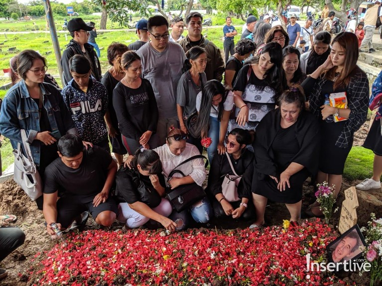 Simak tujuh potret suasana duka pemakaman aktor Johny Indo pada Senin (27/1).
