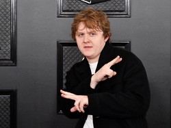 Masuk Nominasi Grammy, Lewis Capaldi Merasa Santap Ayam Keju