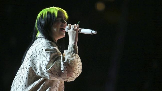 Billie Eilish memberi sedikit bocoran tentang lagu tema James Bond: No Time to Die, meski tetap menolak menyebut judul.