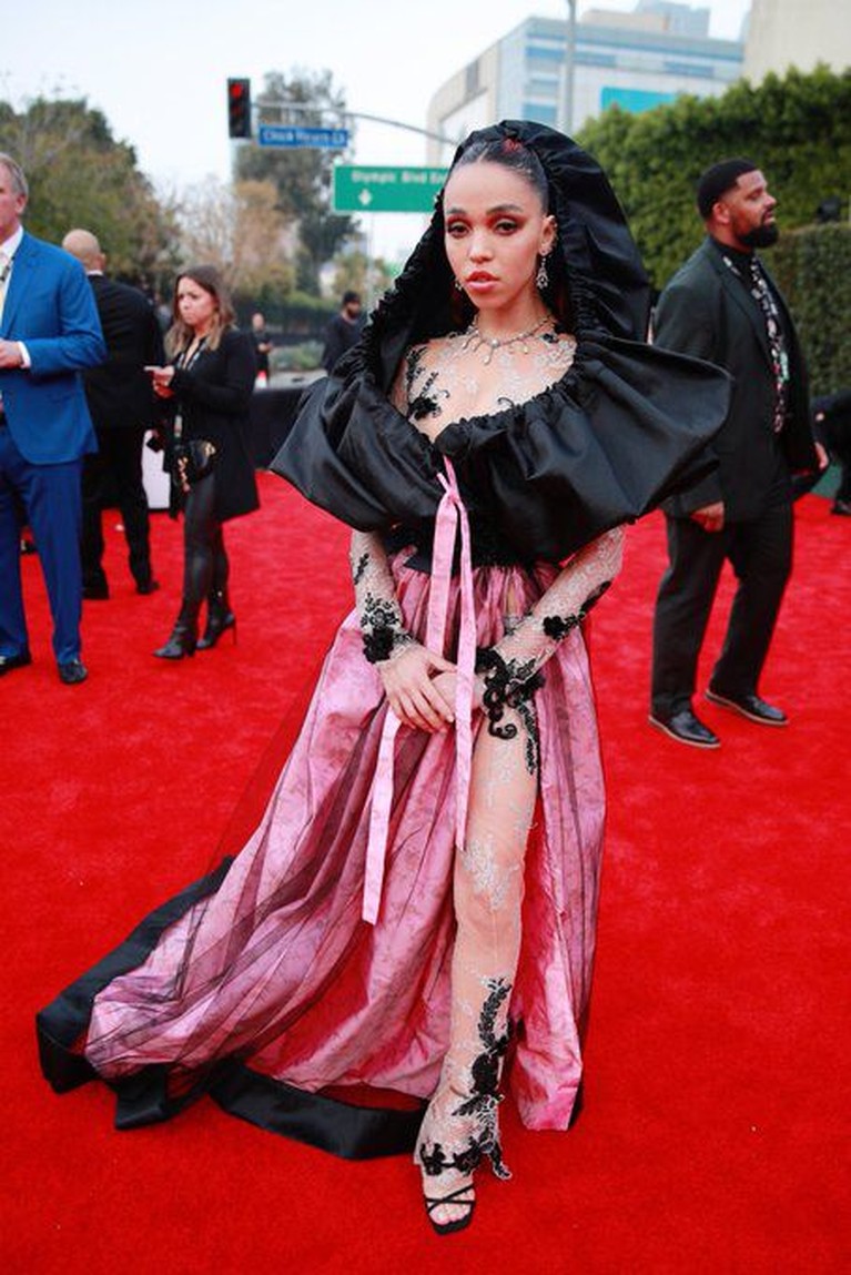 Para artis tampil menawan di Grammy Awards 2020 di Los Angeles, Minggu (26/1). Tapi beberapa dari mereka malah dinilai mengenakan pakaian yang kurang pas.