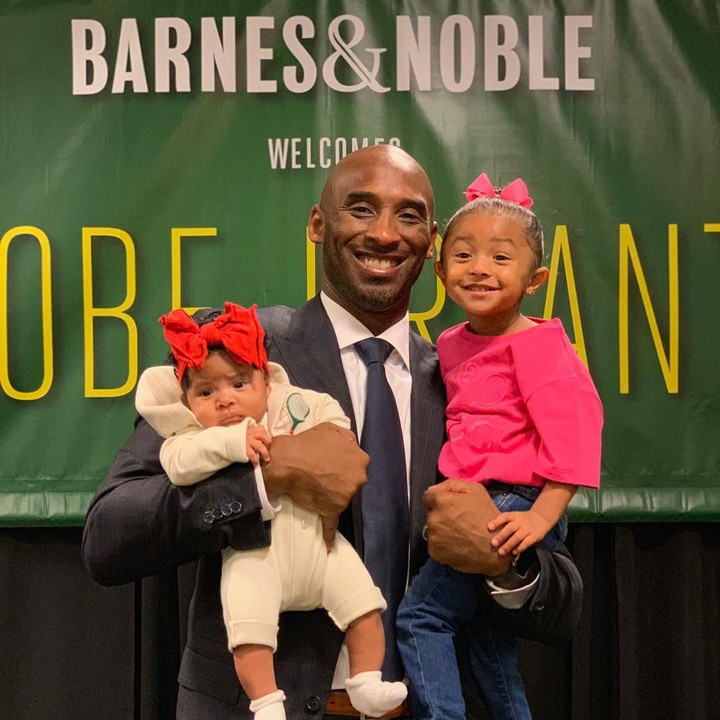 <p>Momen saat Kobe merasa sangat senang mendapat kejutan dari Vanessa dan anak-anaknya. Kali ini ada baby B.B dan KoKo.(Foto: Instagram @kobebryant)</p>