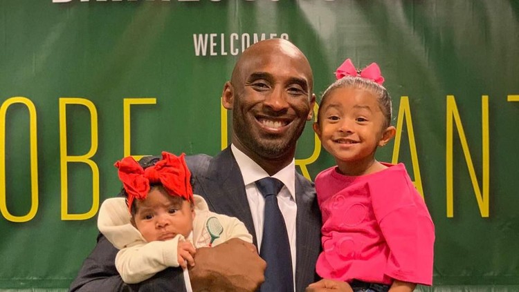 Legenda NBA Kobe Bryant tewas dalam kecelakaan helikopter pada Minggu (26/1/2020). Ia meninggalkan istri dan tiga anak termasuk si bungsu yang berusia 7 bulan.
