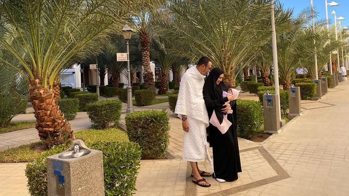 Kartika Putri dan sang suami tengah melakukan ibadah umroh di Tanah Suci&comma; namun kali ini Kartika Putri memboyong serta putri kecilnya&period; Yuk&comma; intip potretnya&excl;