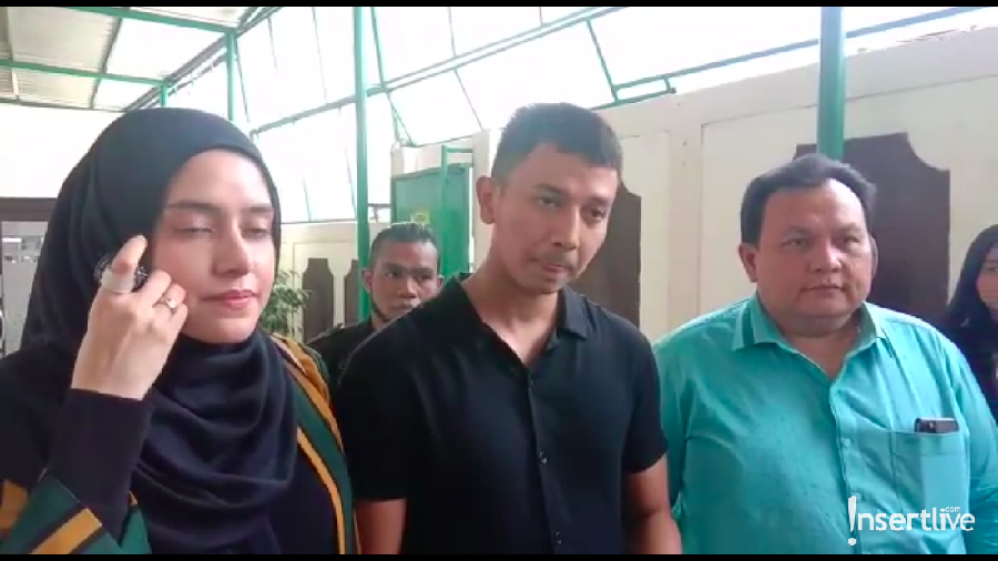 Fairuz A Rafiq menangis saat menjelaskan kronologi kejadian kasus ikan asin.