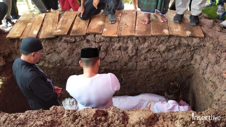 Simak tujuh potret suasana duka pemakaman aktor Johny Indo pada Senin (27/1).
