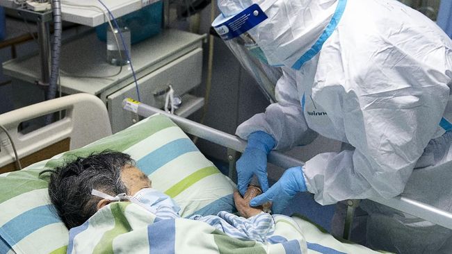 In this Friday, Jan. 24, 2020, photo released by China's Xinhua News Agency, a medical worker attends to a patient in the intensive care unit at Zhongnan Hospital of Wuhan University in Wuhan in central China's Hubei Province. China expanded its lockdown against the deadly new virus to an unprecedented 36 million people and rushed to build a prefabricated, 1,000-bed hospital for victims Friday as the outbreak cast a pall over Lunar New Year, the country's biggest, most festive holiday. (Xiong Qi/Xinhua via AP)