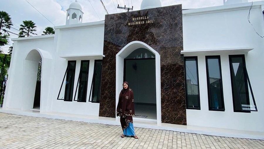 Dewi Perssik mendirikan sebuah musholla untuk almarhum ayah di daerah Jember, Jawa Timur.