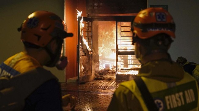 FOTO: Pedemo Hong Kong Bakar Zona Karantina Virus Corona