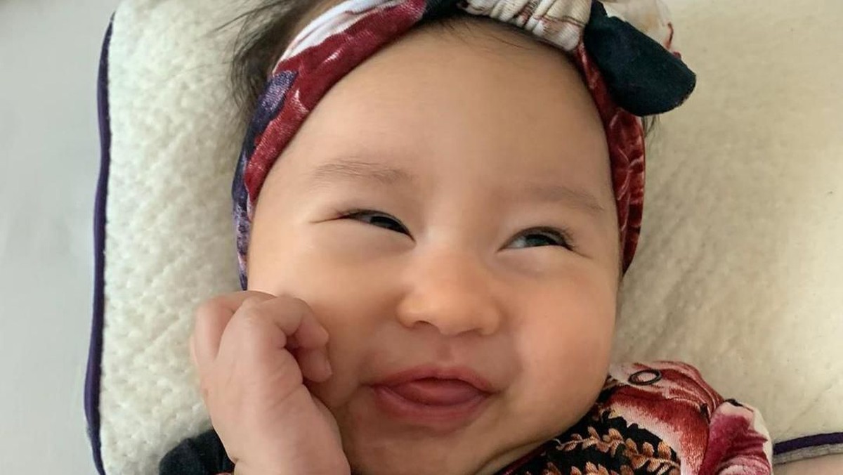 Kartika Putri dan sang suami tengah melakukan ibadah umroh di Tanah Suci&comma; namun kali ini Kartika Putri memboyong serta putri kecilnya&period; Yuk&comma; intip potretnya&excl;