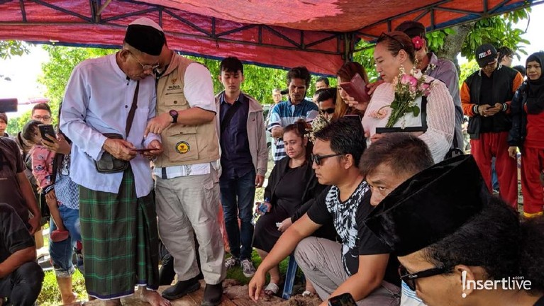 Simak tujuh potret suasana duka pemakaman aktor Johny Indo pada Senin (27/1).