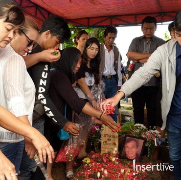 7 Potret Suasana Duka Pemakaman Johny Indo