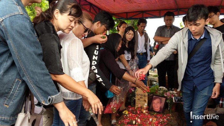 7 Potret Suasana Duka Pemakaman Johny Indo Simak tujuh potret suasana duka pemakaman aktor Johny Indo pada Senin (27/1).