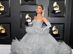 Terciduk! Ariana Grande Asyik Ciuman dengan Pria di Bar