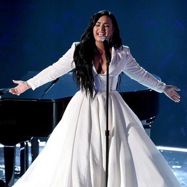 Batal Nikah, Demi Lovato Malah Ngelawak di People's Choice Awards