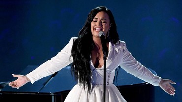 img-title Batal Nikah, Demi Lovato Malah Ngelawak di People's Choice Awards
