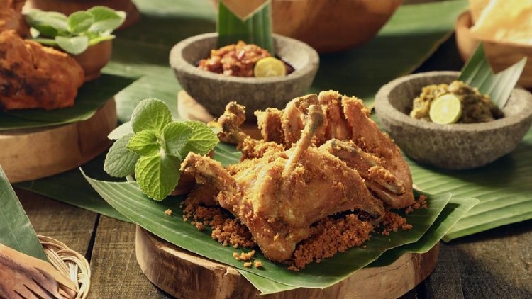 5 Tips Menggoreng Ayam agar Juicy dan Tidak Keras Saat Digigit Salah menggoreng bisa bikin ayam goreng jadi kering dan keras. Ikuti yuk beberapa tips menggoreng berikut dengan menggunakan mentega.