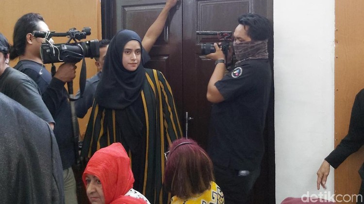 Fairuz A. Rafiq tak kuasa menahan air mata saat memberi kesaksian pada kasus 'ikan asin'. Ia juga menolak untuk bersalaman dengan Rey Utami dan Pablo Benua.