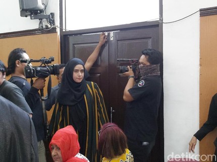 Fairuz A. Rafiq Nangis dan Pingsan Saat Beri Kesaksian Kasus 'Ikan Asin'
