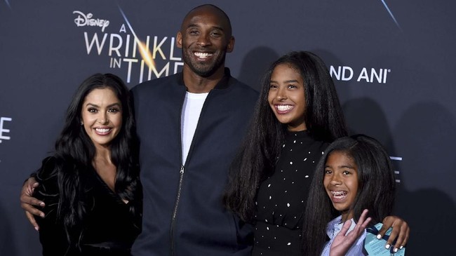 Istri Kobe Bryant, Vanessa Bryant, untuk kali pertama buka suara usai kematian suami beserta putrinya Gianna Bryant akibat kecelakaan helikopter.