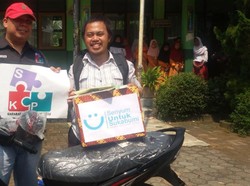 Kisah Panji Guru Honorer Bersepatu Bolong Dapat Motor dari Relawan Sosial