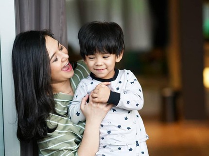 7 Potret Hangat Aktris Eriska Rein dan Putranya, Zayn