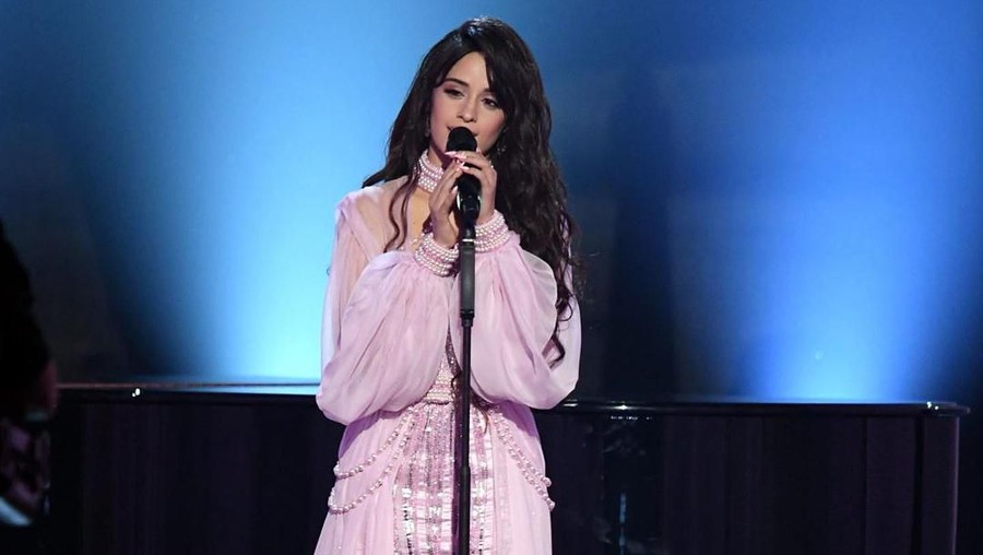 Penampilan Camila Cabello di ajang Grammy Awards 2020 yang sempat dinilai sebagai salah satu bintang tamu yang memiliki penampilan terburuk.