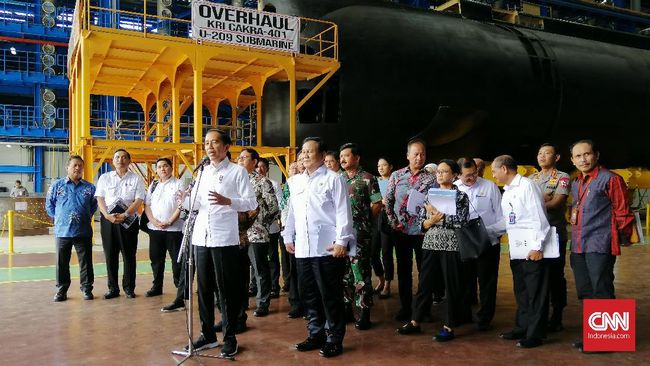 Tinjau Kapal Selam Alugoro, Jokowi Adopsi Pertahanan Siber Saat meninjau produksi kapal selam buatan dalam negeri, KRI Alugoro-405, di Surabaya, Jokowi ingin efisiensi industri pertahanan BUMN.